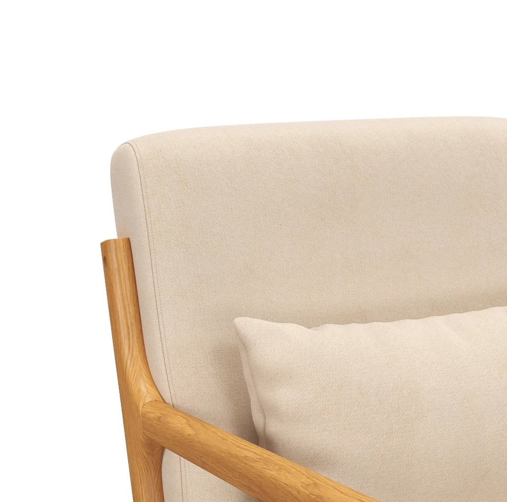 Butaca Nórdica Beige de Terciopelo y Madera | MooM Decó